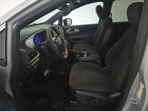 Used 2024 Chrysler Pacifica Touring image 11