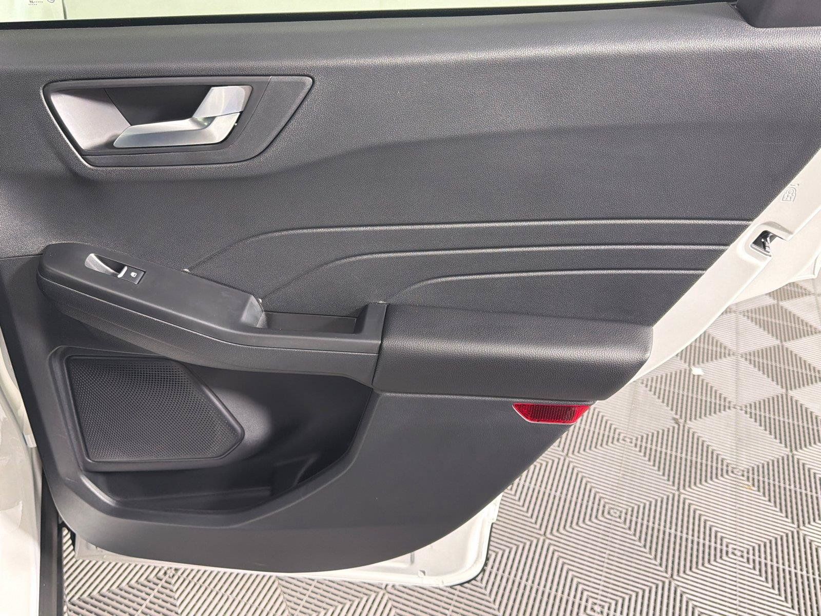 Used 2025 Ford Escape SE FWD image 16