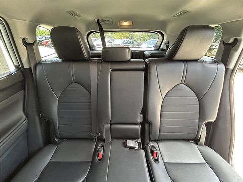 Certified 2024 Toyota Highlander XLE image 12