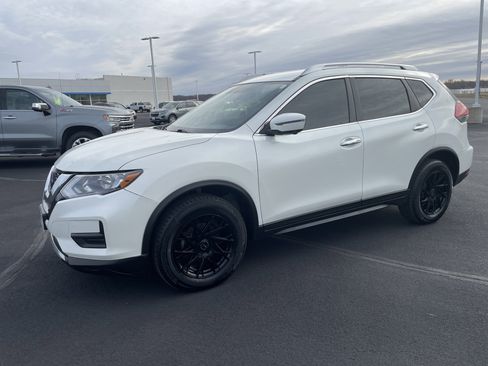 Used 2018 Nissan Rogue SV w/ Premium Package image 1