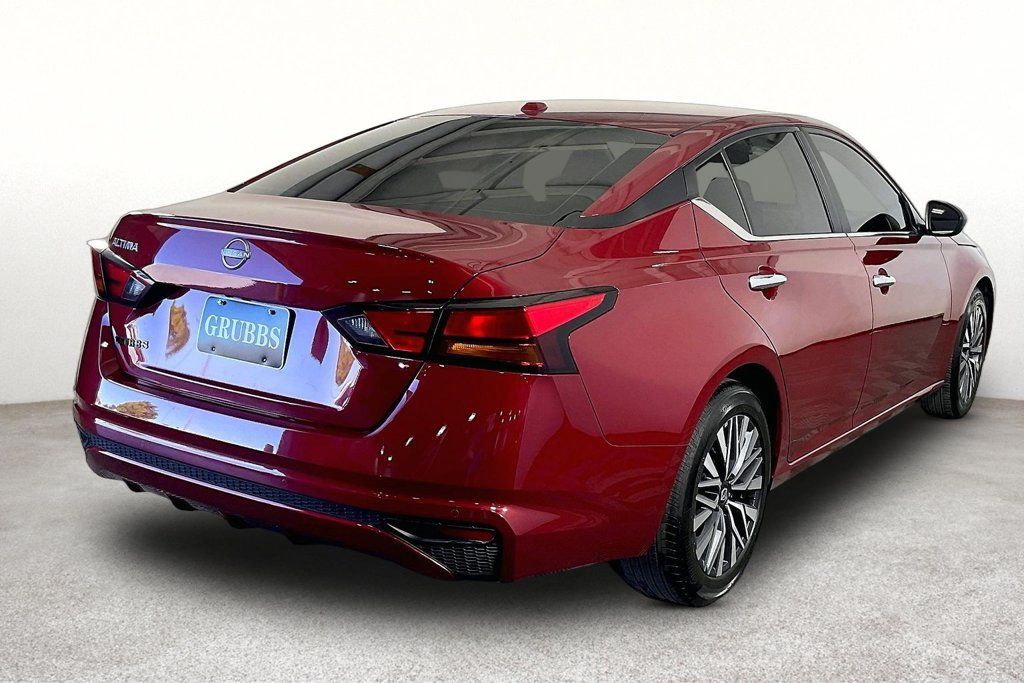 Used 2025 Nissan Altima 2.5 SV FWD image 2
