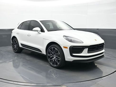 Certified 2025 Porsche Macan AWD/4WD image 25