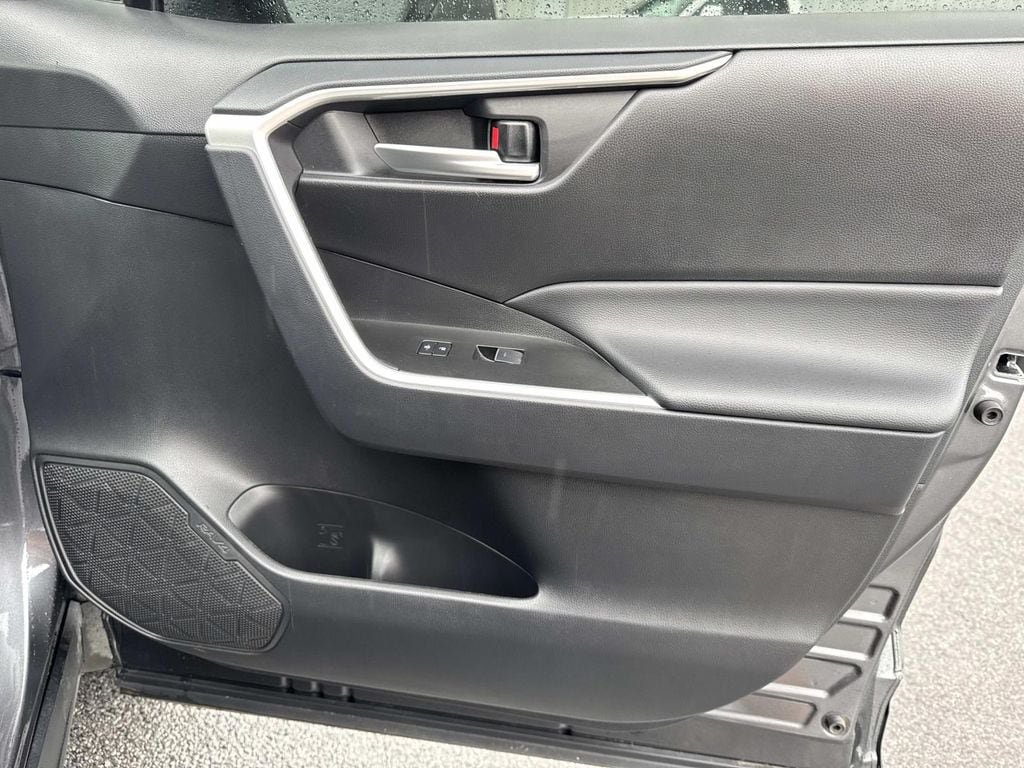 Used 2025 Toyota RAV4 XLE AWD/4WD image 22