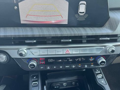Used 2024 Kia Telluride EX w/ EX Captain's Chair Package FWD image 12