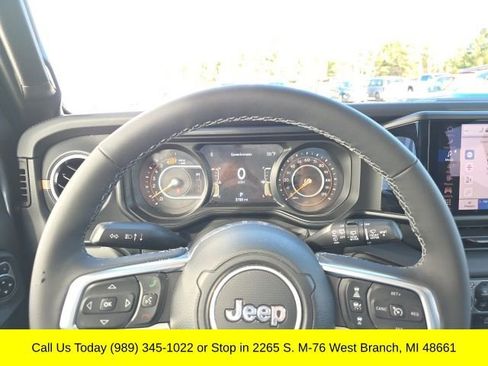Used 2025 Jeep Wrangler Unlimited Sahara image 30