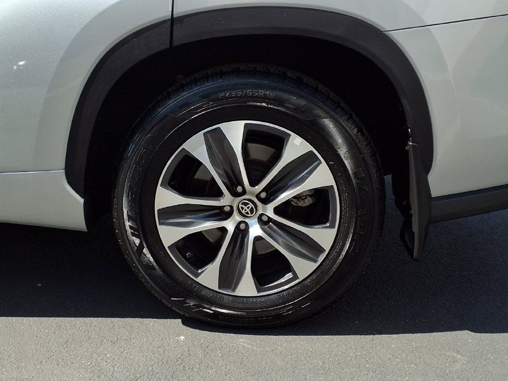 Used 2021 Toyota Highlander XLE FWD image 5