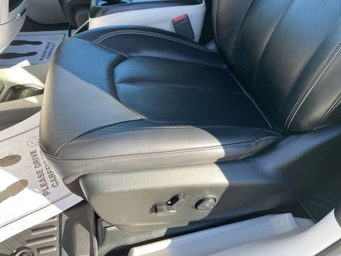 Used 2024 Chrysler Pacifica Touring-L image 4