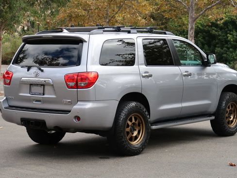 Used 2010 Toyota Sequoia Platinum image 7