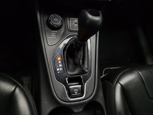Used 2020 Jeep Cherokee Latitude Plus AWD/4WD image 26