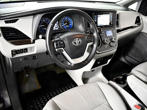 Used 2015 Toyota Sienna XLE image 17