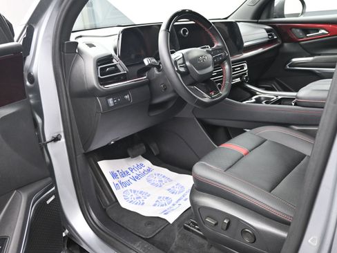 Used 2024 Chevrolet Traverse RS FWD image 9