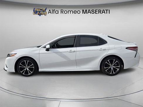 Used 2019 Toyota Camry SE image 3