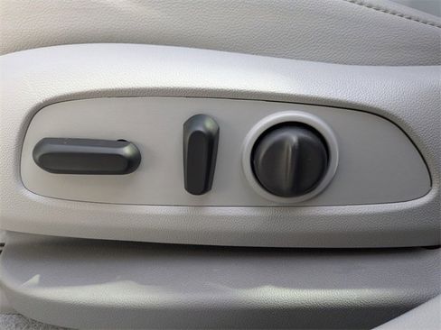 Used 2023 GMC Acadia SLT w/ Technology Package image 25