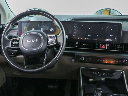 Used 2025 Kia Carnival FWD image 17