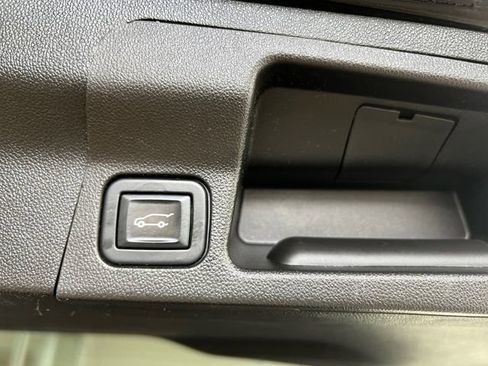 Used 2023 GMC Acadia SLE w/ Driver Convenience Package image 15