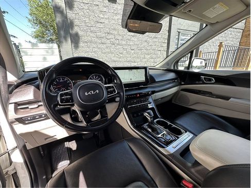 Used 2022 Kia Carnival EX FWD image 2