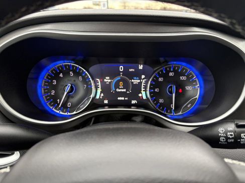 Used 2024 Chrysler Pacifica Touring-L image 19