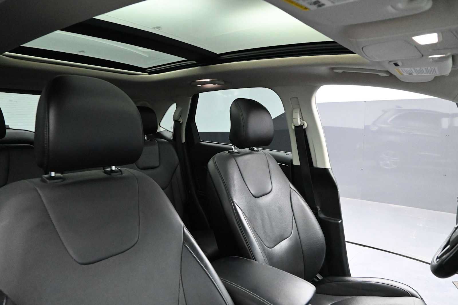 Used 2018 Ford Edge Titanium w/ Equipment Group 301A AWD/4WD image 33