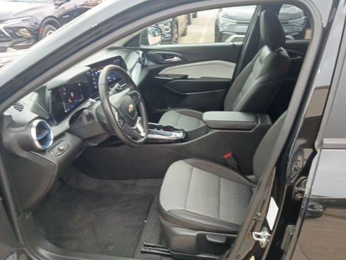 Used 2025 Chevrolet Trax LT w/ LT Convenience Package FWD image 4