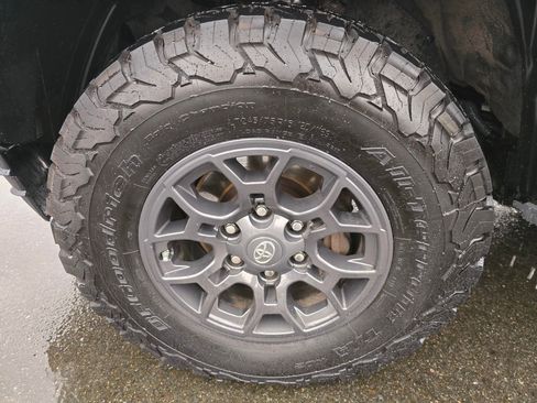 Used 2017 Toyota Tacoma SR5 image 11