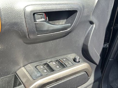 Used 2020 Toyota Tacoma SR5 RWD image 13