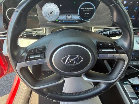 Used 2023 Hyundai Elantra Limited w/ Preferred Accessory Package FWD image 5
