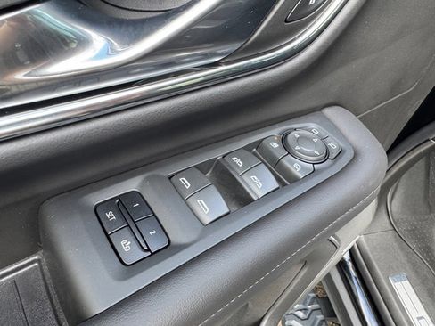 Used 2022 Chevrolet Suburban Z71 w/ Luxury Package image 12