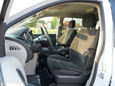 Used 2018 Dodge Grand Caravan SE w/ UConnect Hands-Free Group FWD image 11