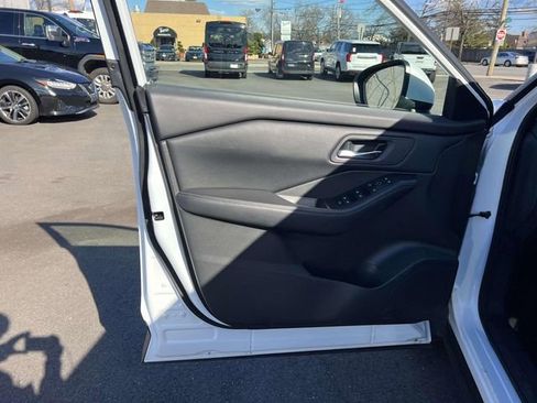 Used 2024 Nissan Rogue SV image 16