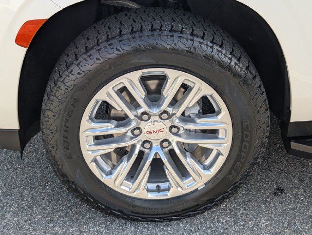 Used 2023 GMC Yukon XL SLT AWD/4WD image 12