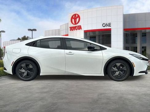 Used 2023 Toyota Prius Prime SE image 3