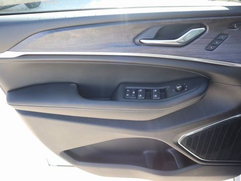 New 2025 Jeep Grand Cherokee L Overland w/ Luxury Tech Group IV image 18