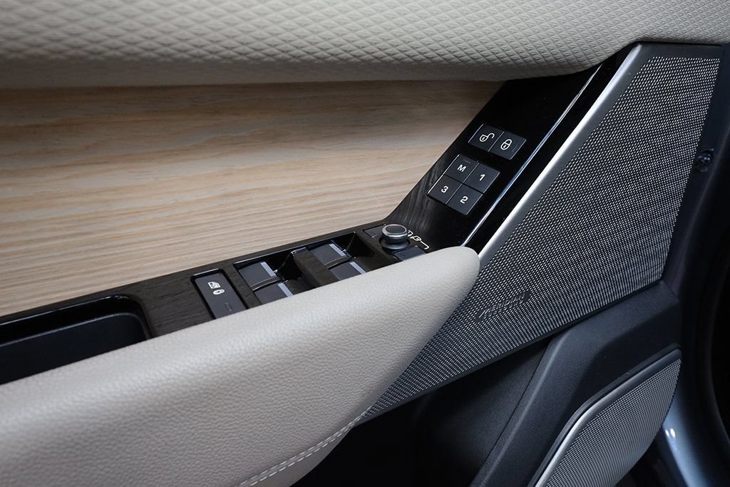 Used 2020 Land Rover Range Rover Velar R-Dynamic S AWD/4WD image 28