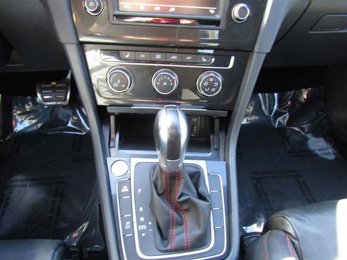 Used 2017 Volkswagen GTI SE image 38