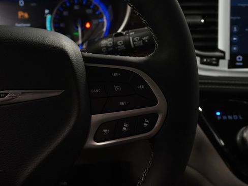 New 2023 Chrysler Pacifica Limited w/ Uconnect Theater Family Group image 29