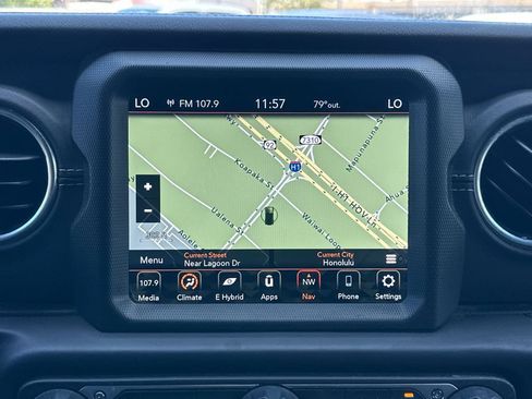 Used 2022 Jeep Wrangler Unlimited Sahara AWD/4WD image 17