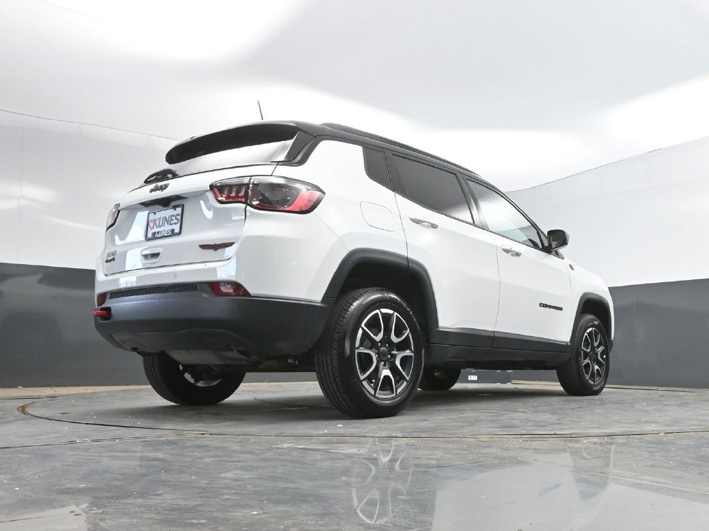 Used 2025 Jeep Compass Trailhawk AWD/4WD image 37