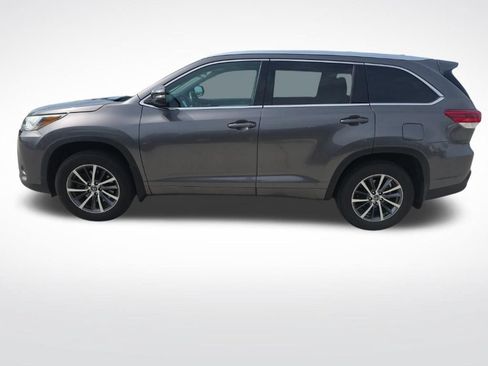 Used 2018 Toyota Highlander XLE AWD/4WD image 3