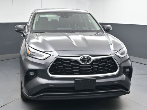 Used 2022 Toyota Highlander LE image 2