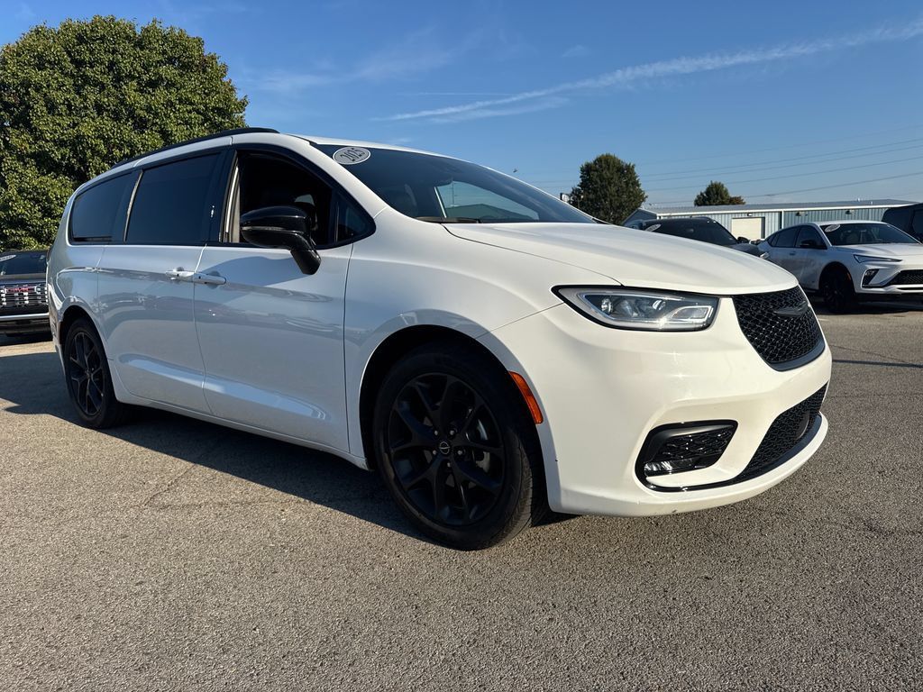 Used 2025 Chrysler Pacifica Limited FWD image 9