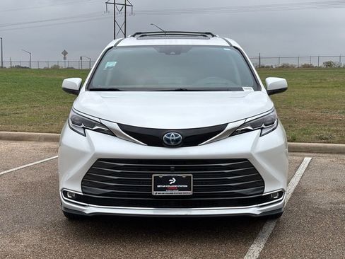 Used 2023 Toyota Sienna Platinum image 3