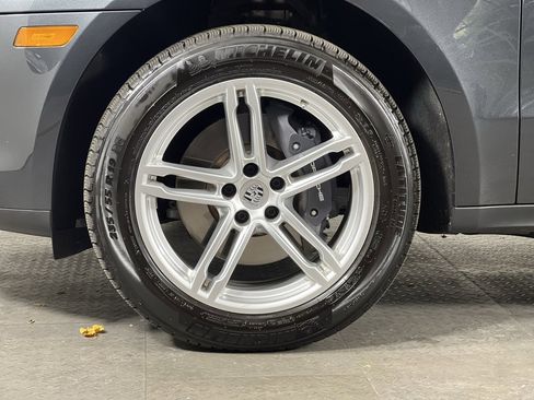 Certified 2025 Porsche Macan image 11