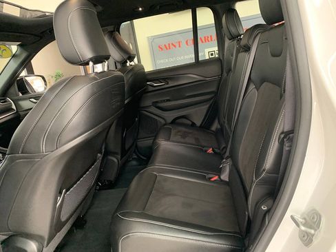 Used 2023 Jeep Grand Cherokee Altitude AWD/4WD image 15