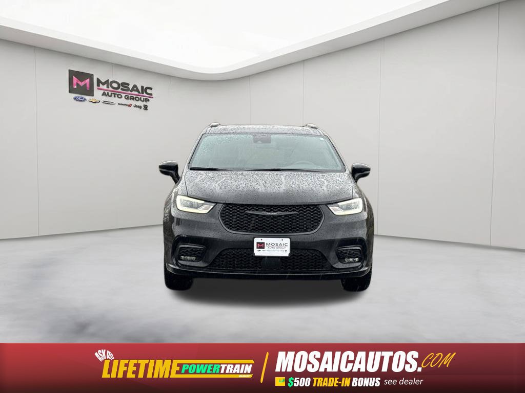 Used 2025 Chrysler Pacifica Limited FWD image 2