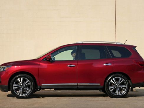 Used 2017 Nissan Pathfinder Platinum w/ Family Entertainment Package AWD/4WD image 8