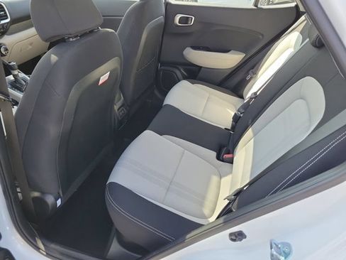 Used 2025 Hyundai Venue SEL FWD image 25