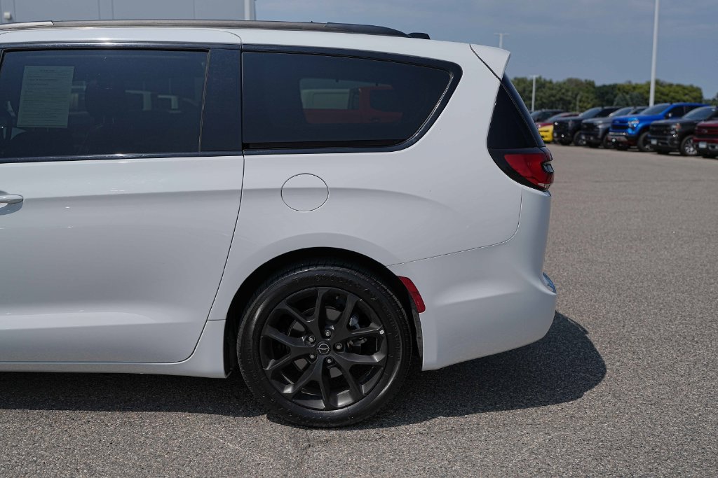 Used 2025 Chrysler Pacifica Limited FWD image 13