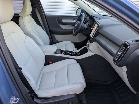 Used 2024 Volvo XC40 B5 Plus w/ Protection Package Premier image 32