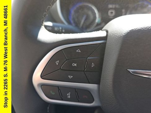 Used 2023 Chrysler Pacifica Touring-L FWD image 20