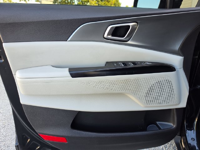 Used 2022 Kia Carnival LX FWD image 16